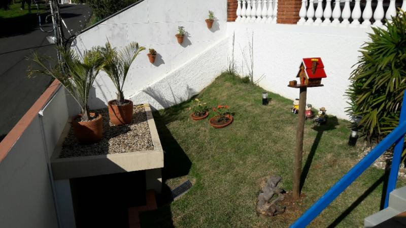 Linda casa com Varanda em Aguas de São Pedro